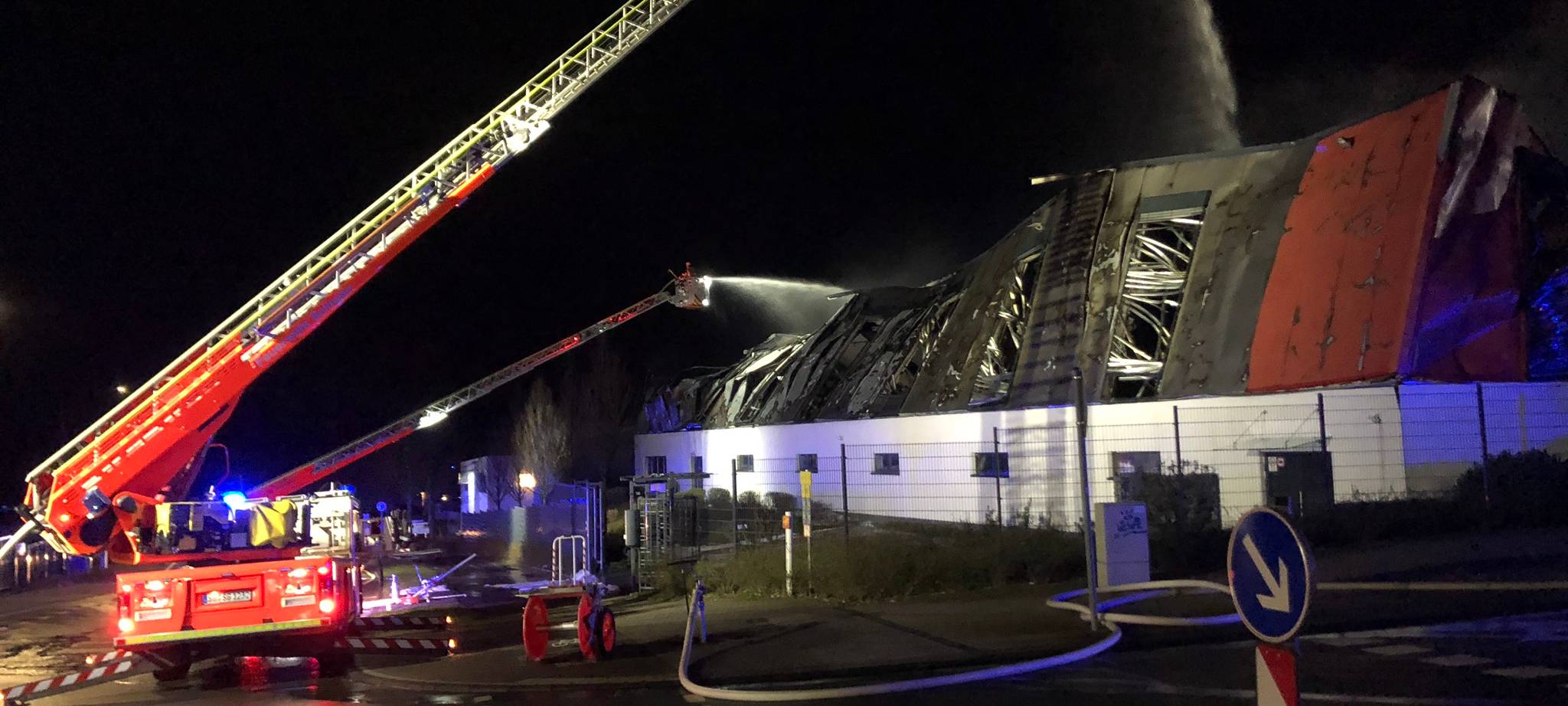 Großbrand im Dycker Feld - Entwarnung für Bevölkerung