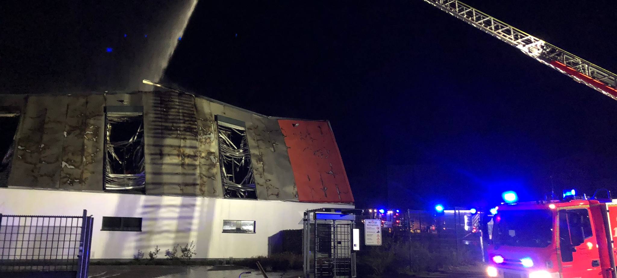 Großbrand im Dycker Feld - Entwarnung für Bevölkerung