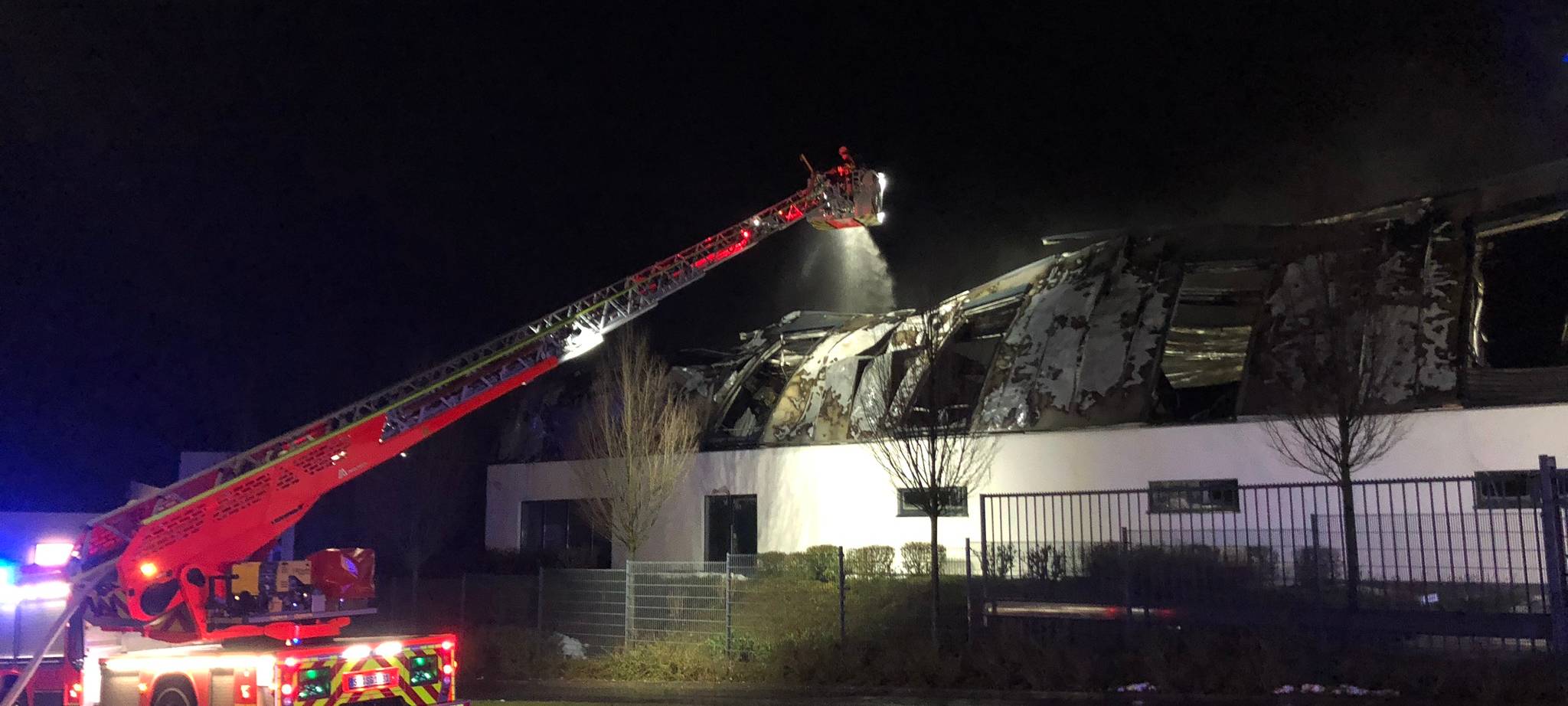 Großbrand im Dycker Feld - Entwarnung für Bevölkerung