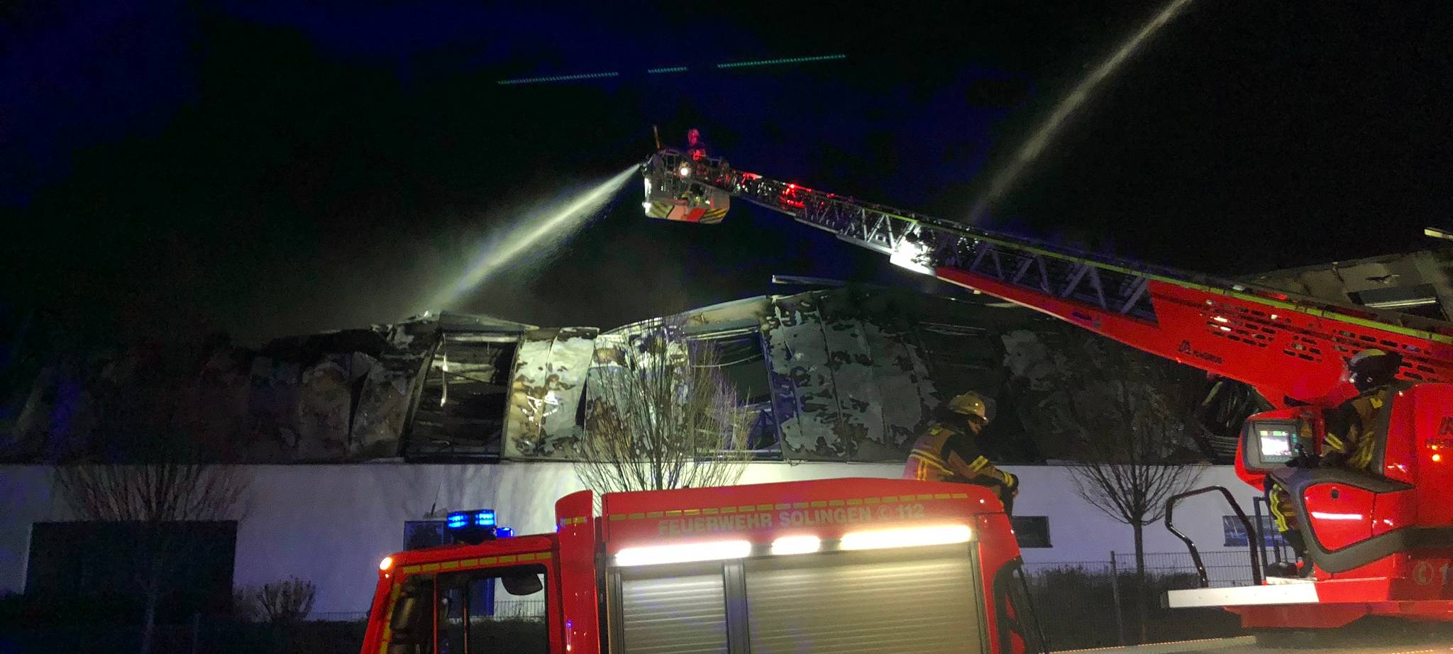 Großbrand im Dycker Feld - Entwarnung für Bevölkerung