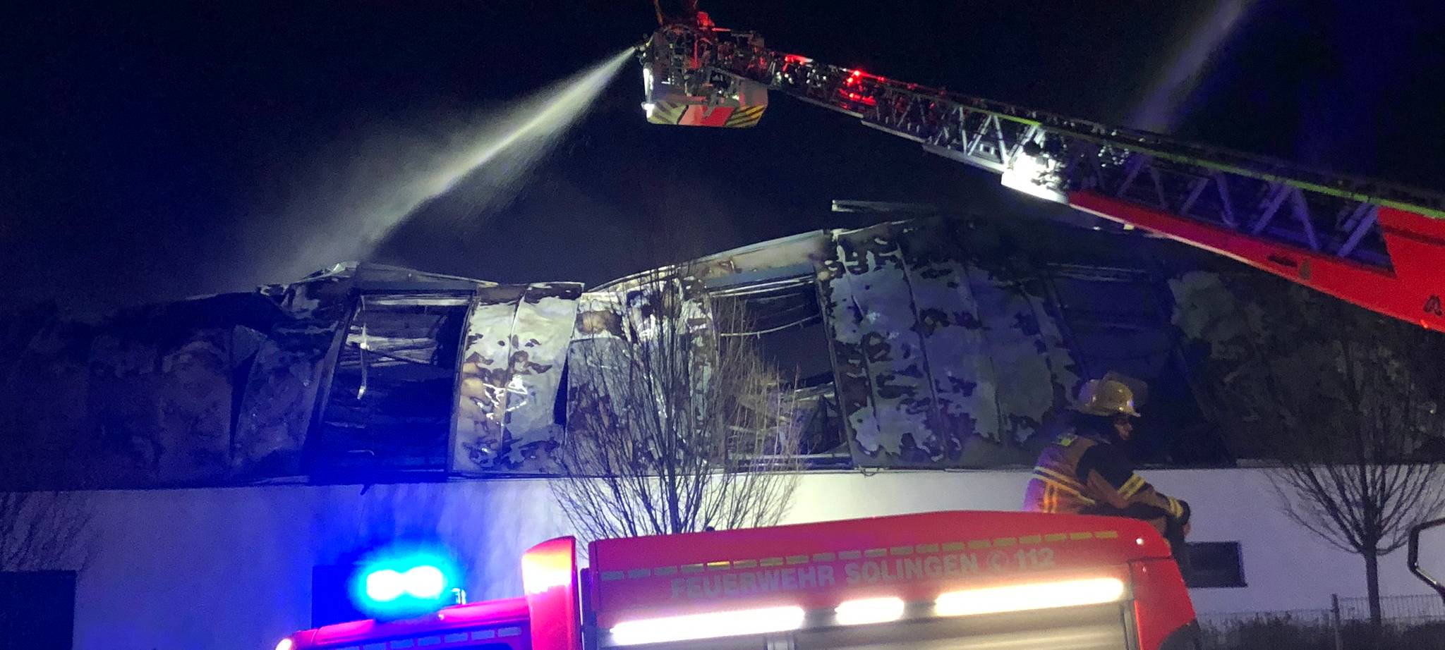 Großbrand im Dycker Feld - Entwarnung für Bevölkerung