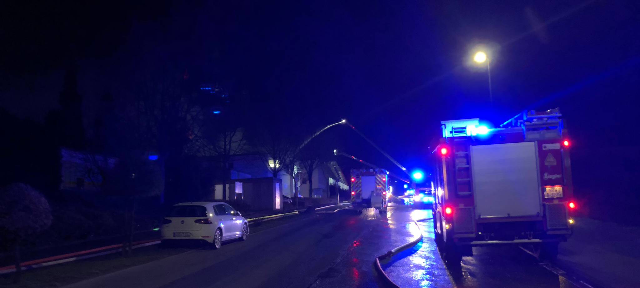 Großbrand im Dycker Feld - Entwarnung für Bevölkerung