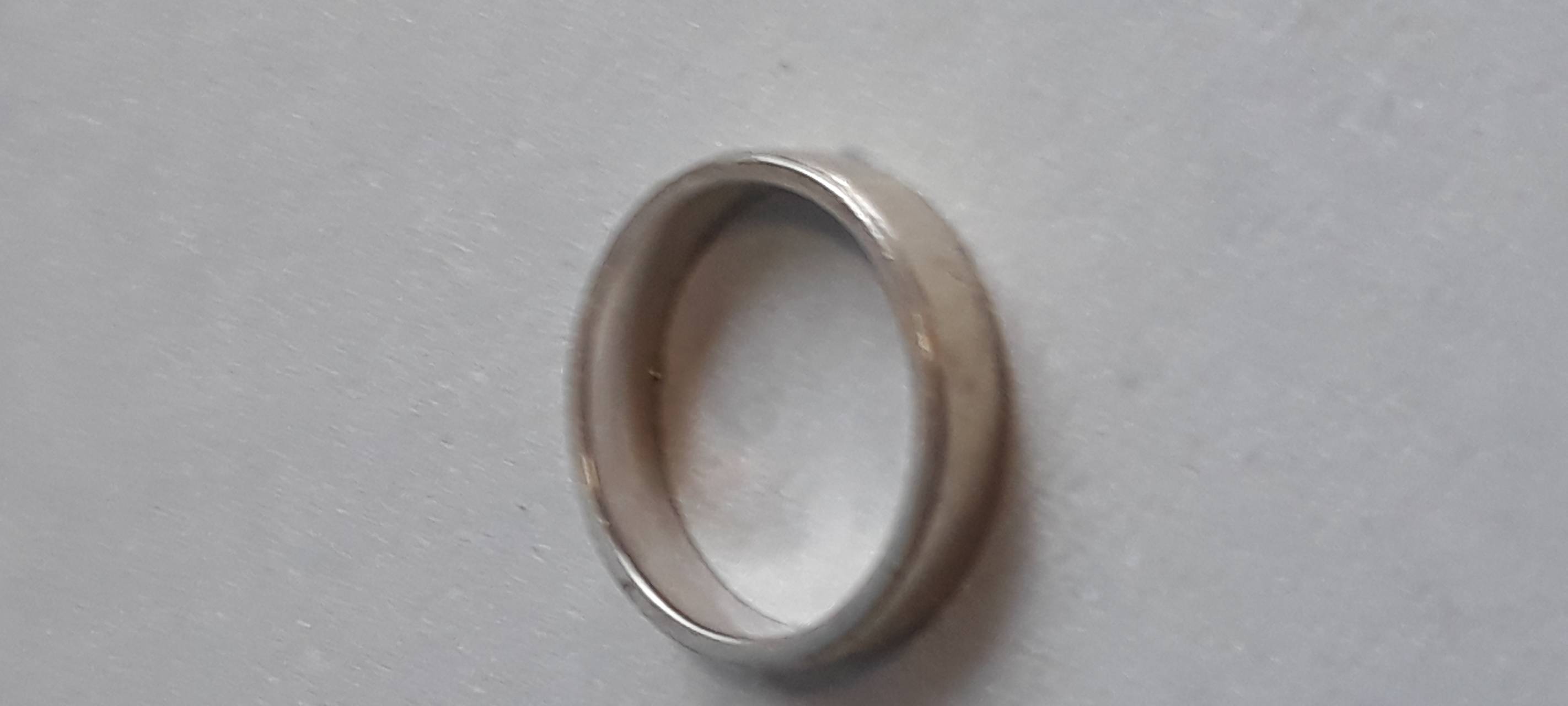 Wem gehört dieser Ehering?