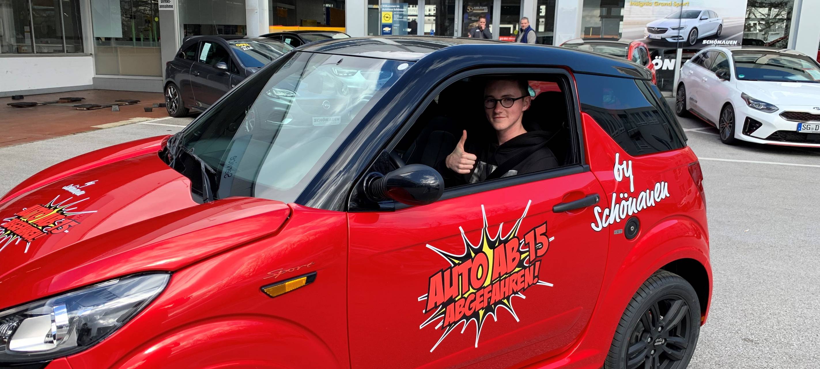 Jugendlicher fährt Microcar