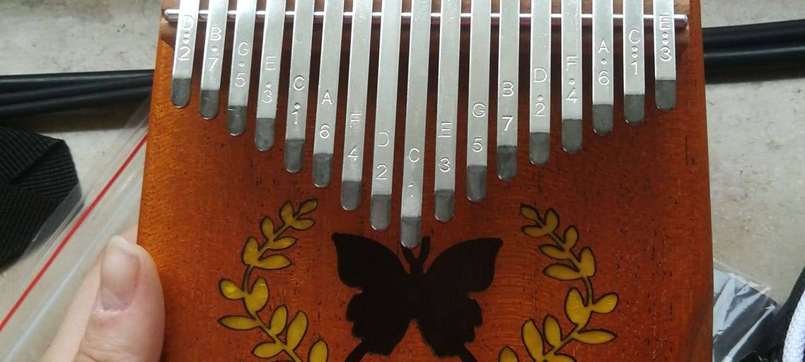 Sandra lernt Kalimba