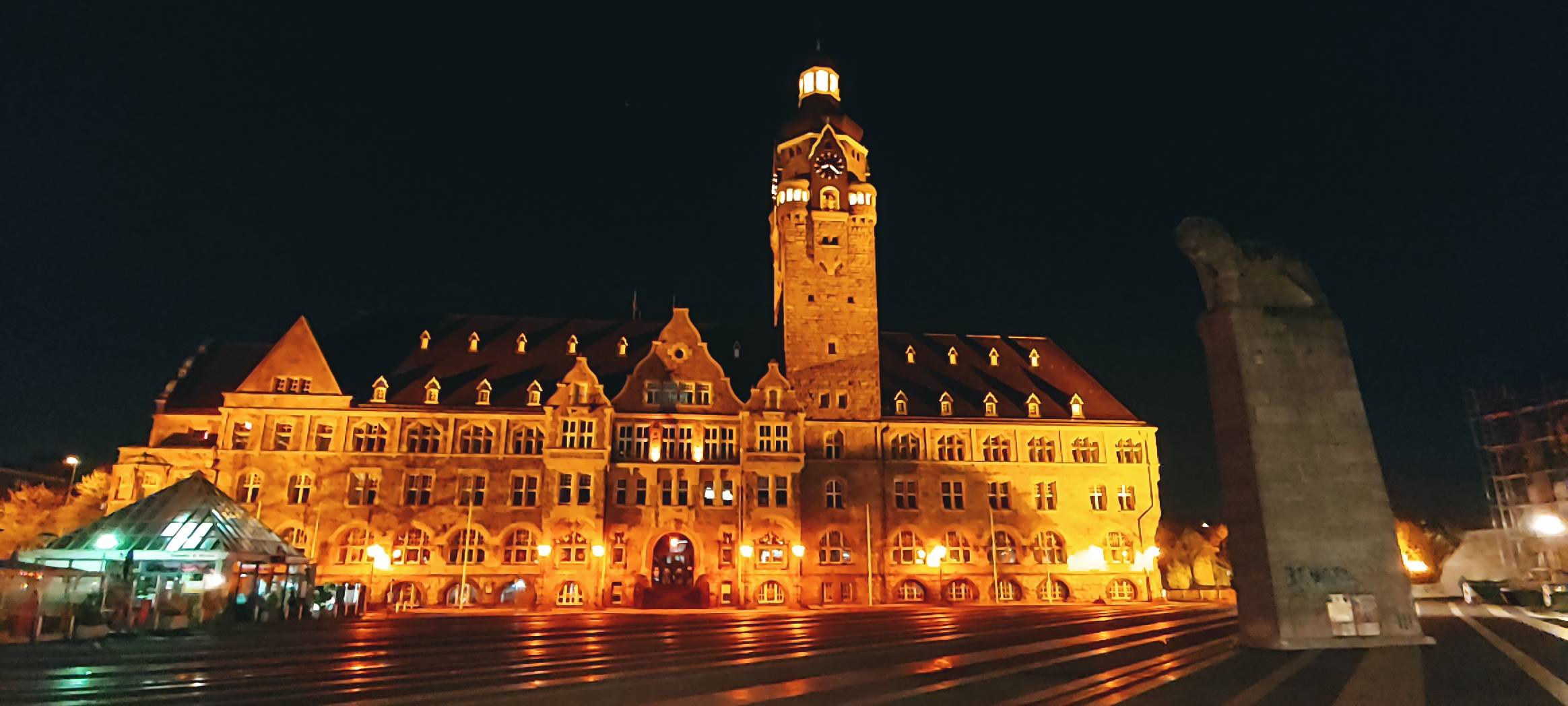Rathaus leuchtet heute orange
