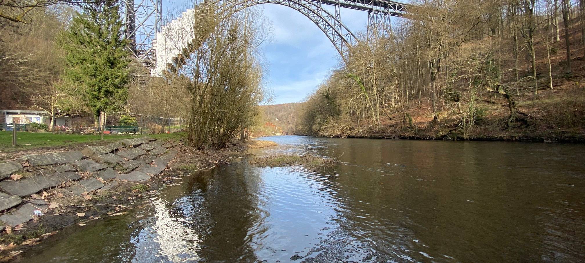 Aufräumaktion am Wupperufer
