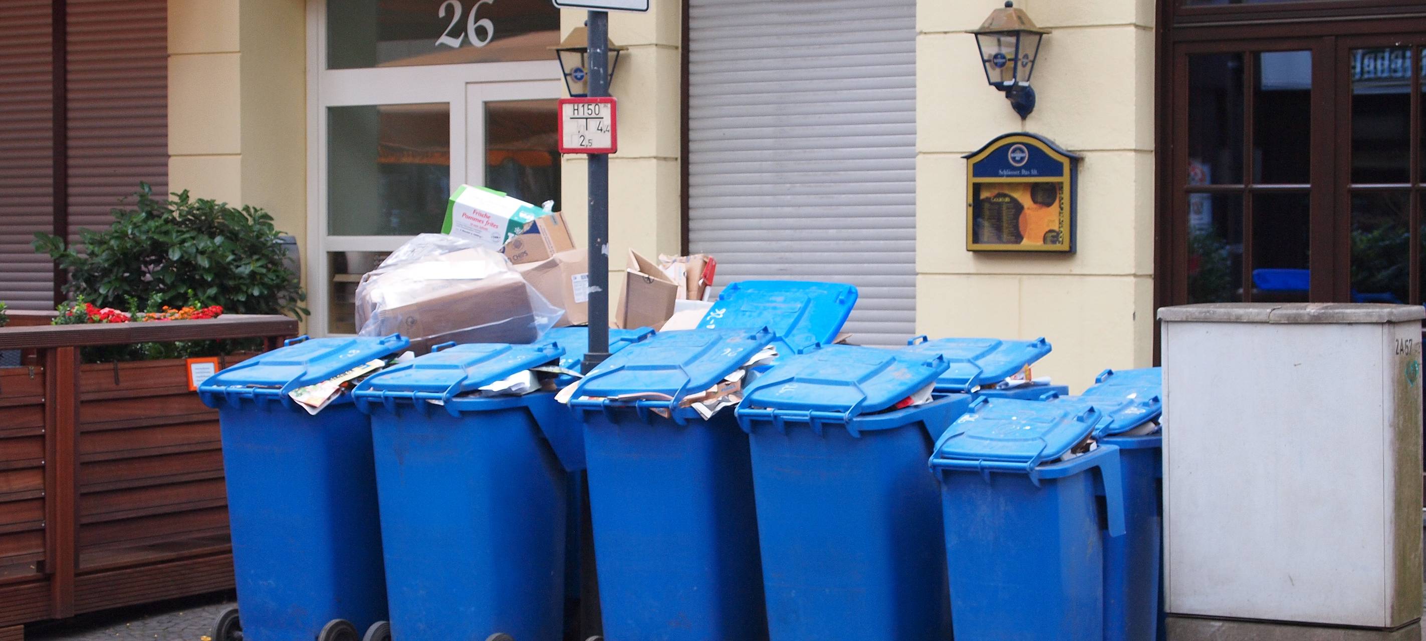 Ungeleerte Blaue Tonnen in Solingen draußen stehen lassen