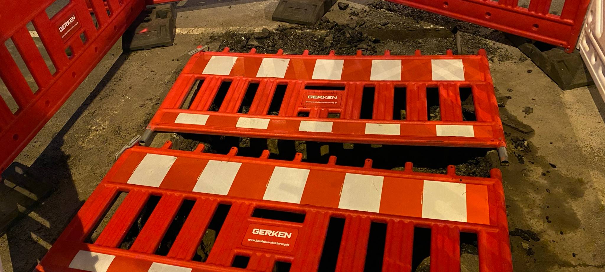 Vollsperrung: Tiefes Loch auf der Solinger Schützenstraße