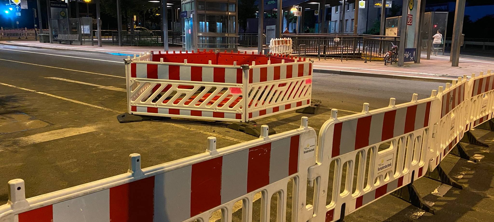 Vollsperrung: Tiefes Loch auf der Solinger Schützenstraße