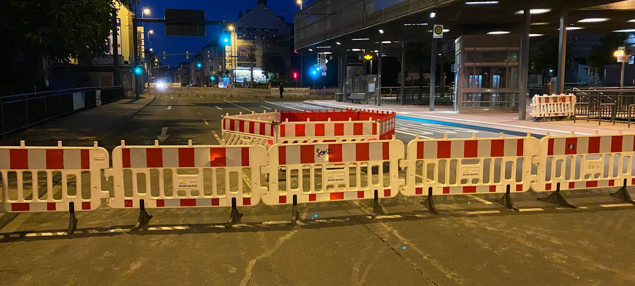 Vollsperrung: Tiefes Loch auf der Solinger Schützenstraße