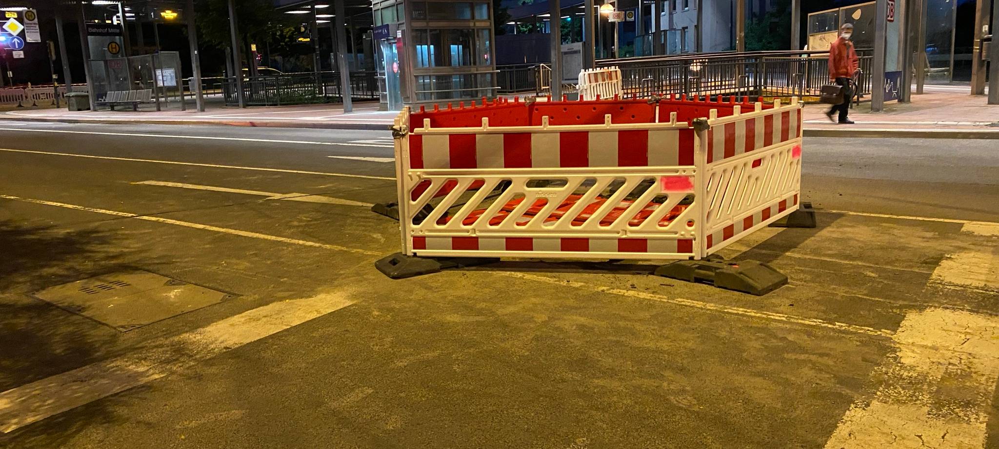 Vollsperrung: Tiefes Loch auf der Solinger Schützenstraße
