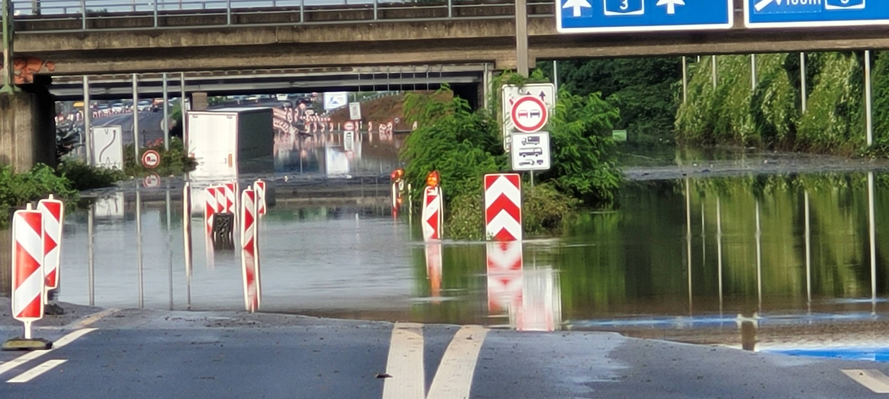 Hochwasserschäden an Gleisen und Autobahnen