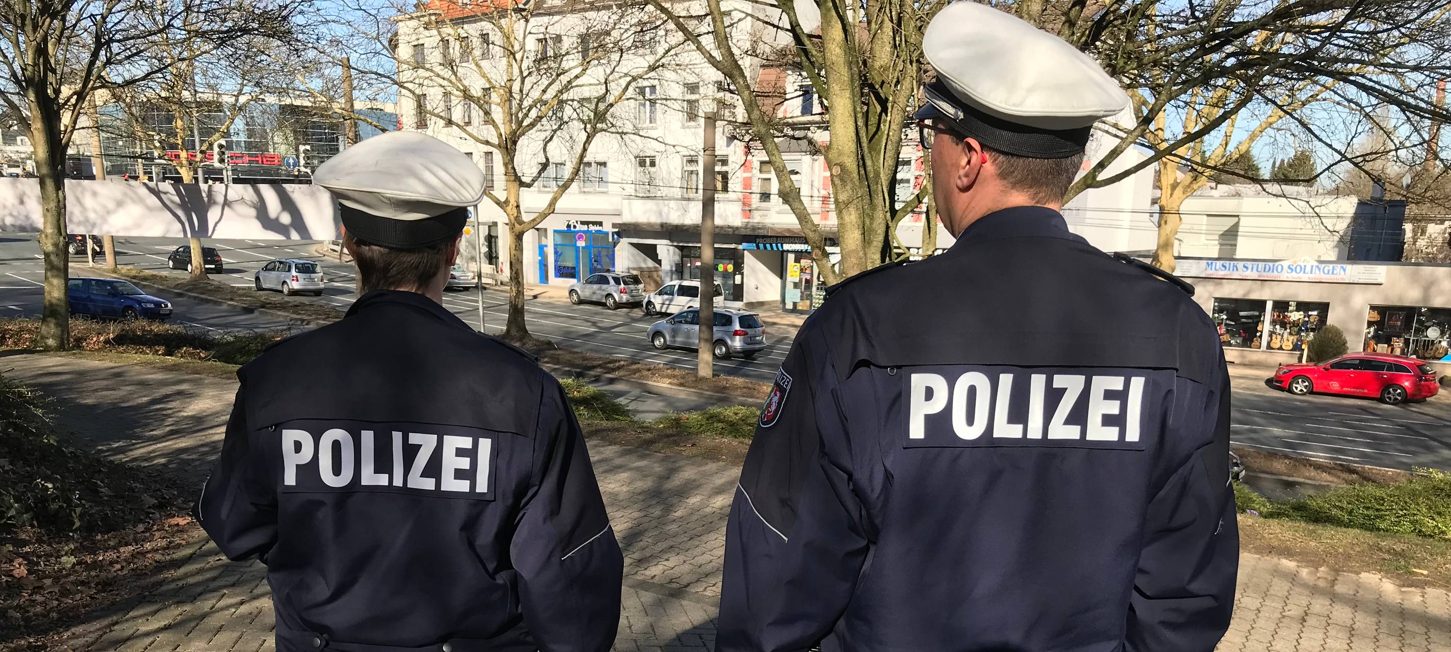 Beamte suchen Bereiche in Solingen nach Hinweisen ab