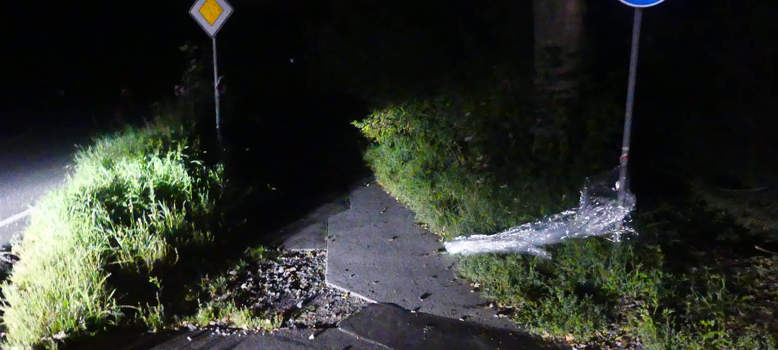 Folie über Fahrradweg gespannt