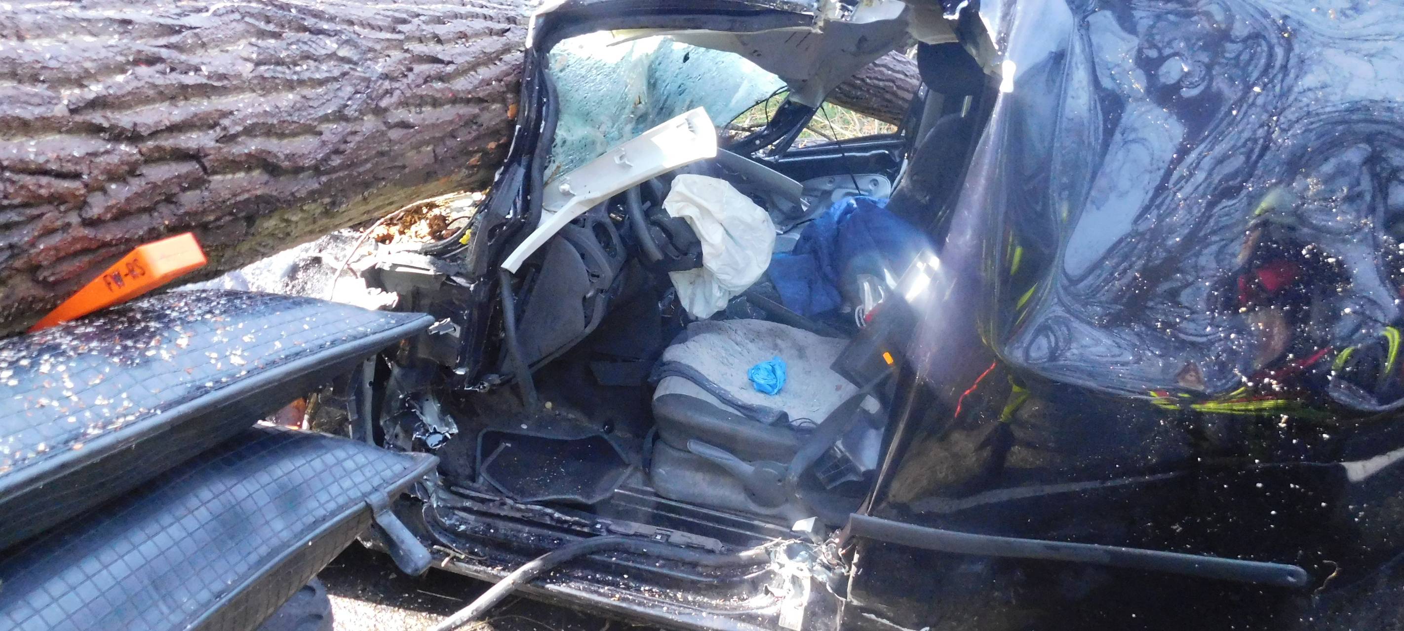 Baum fällt in Remscheid auf fahrendes Auto