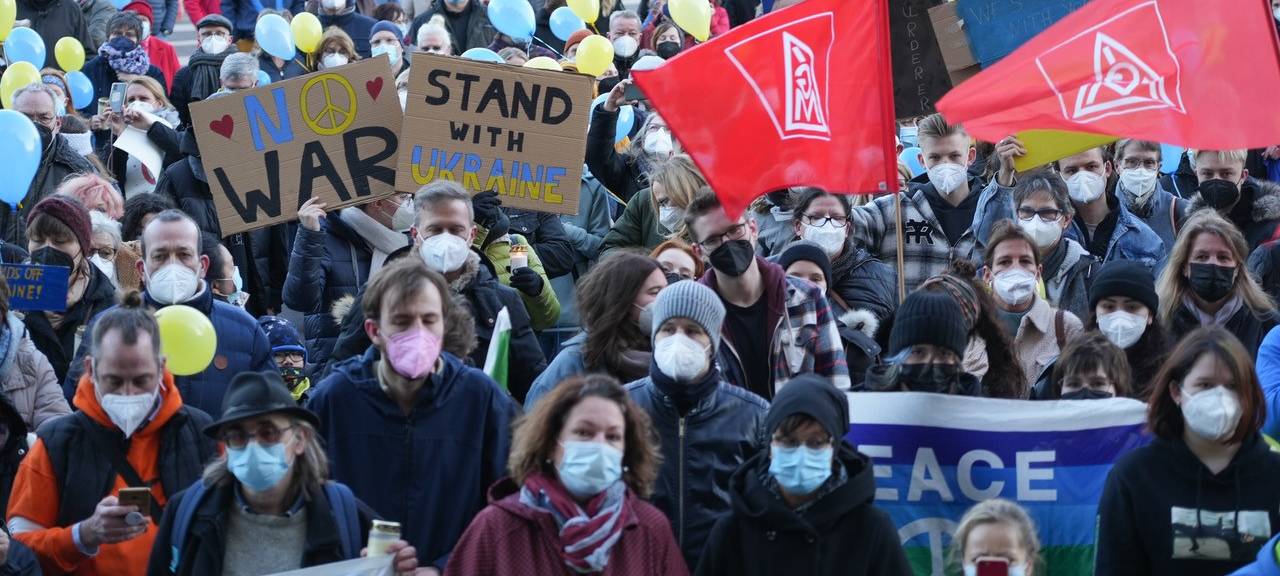 Ukraine-Krieg: Hunderte demonstrieren, Städte bereiten vor