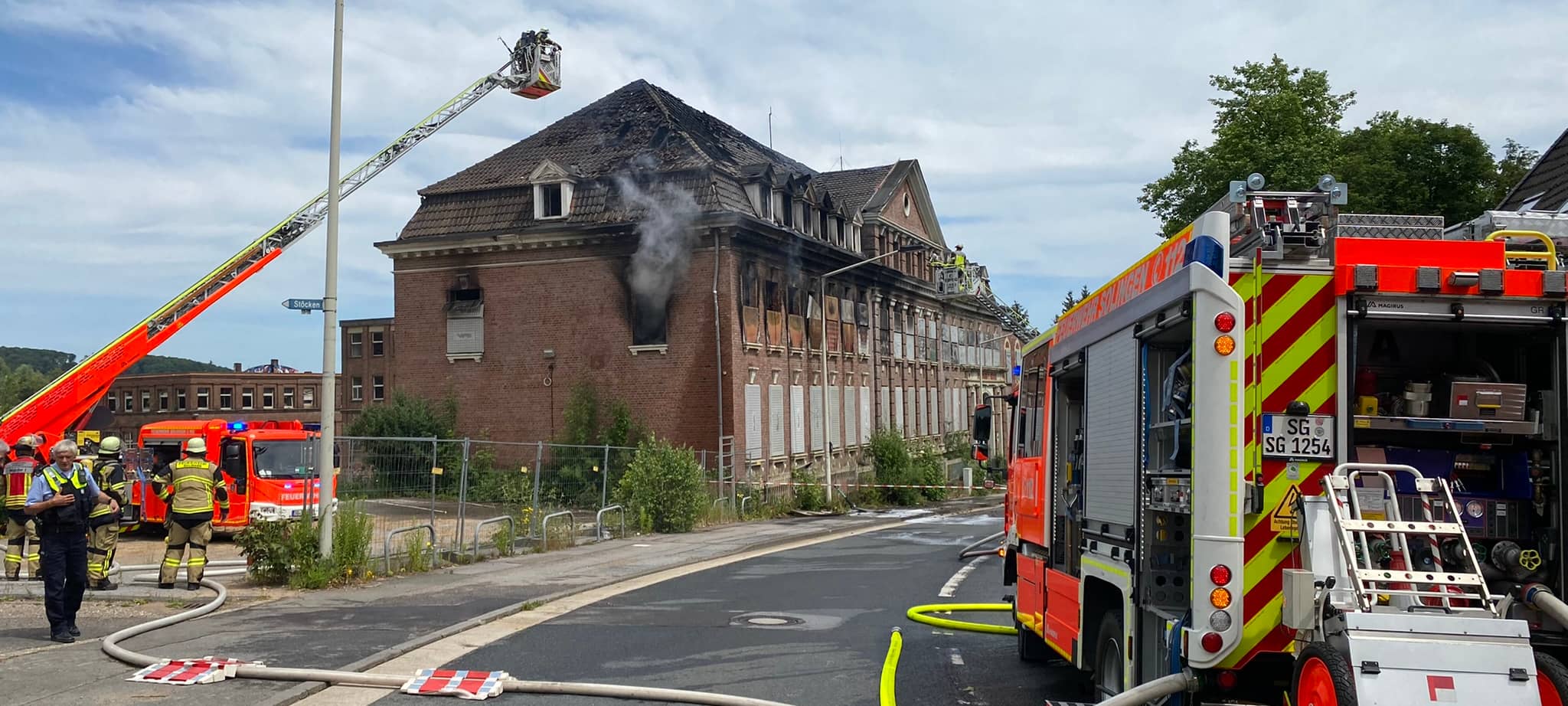 Solingen: Brand in Stöcken - Straße gesperrt
