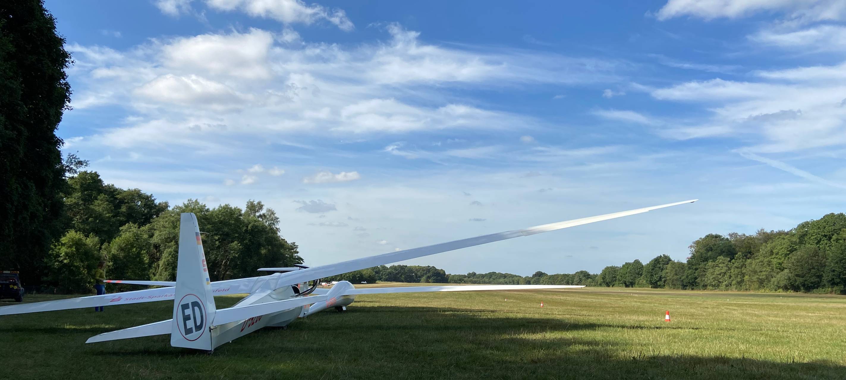 Flugplatzfest - Clara testet den Segelflieger