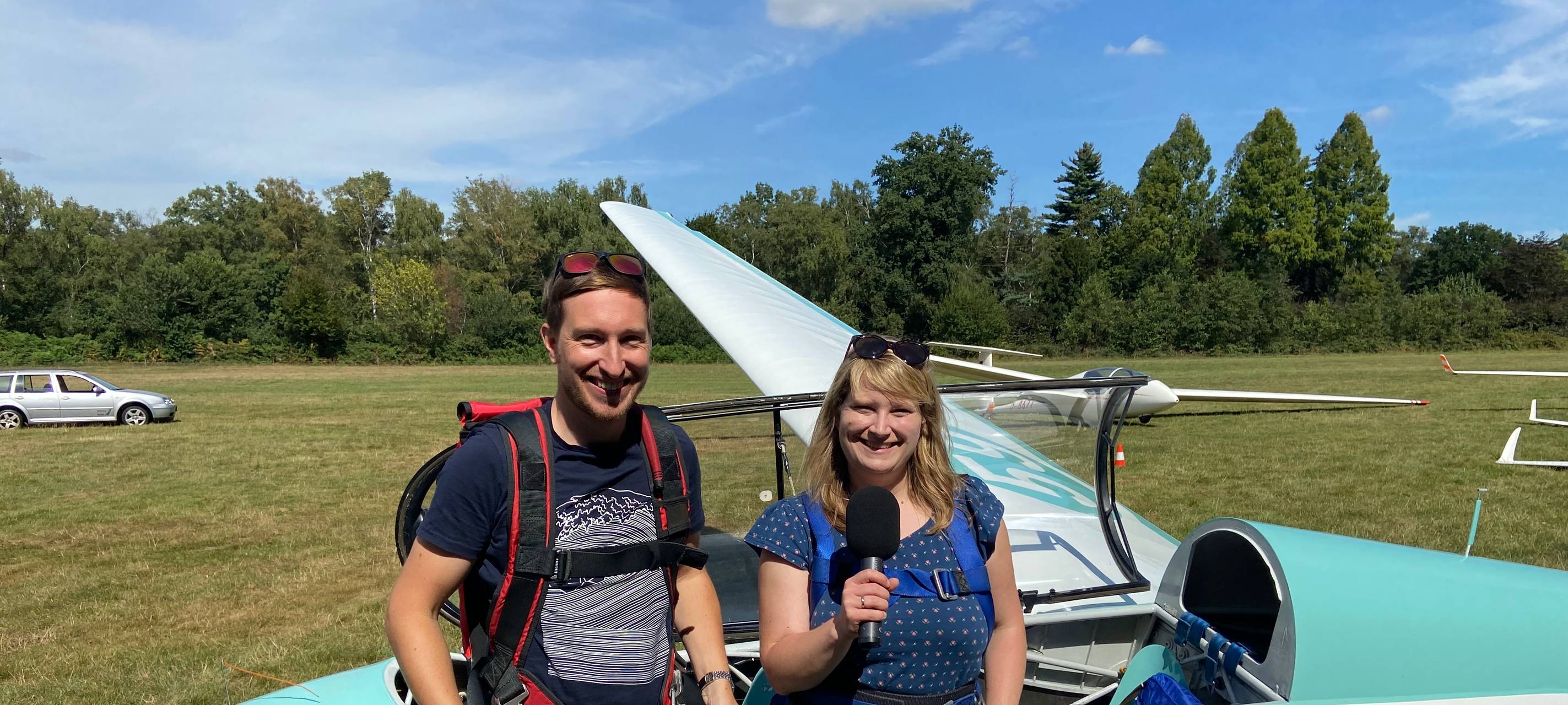 Flugplatzfest - Clara testet den Segelflieger