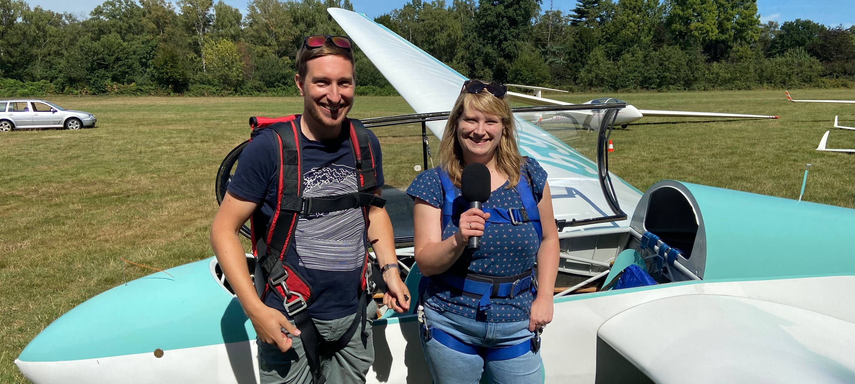 Flugplatzfest - Clara testet den Segelflieger