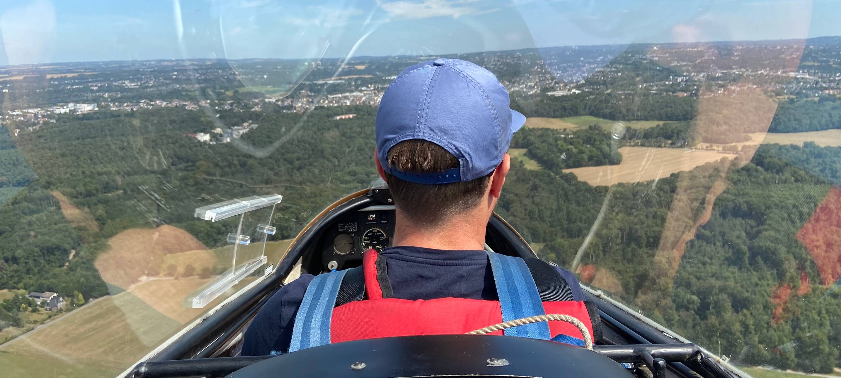 Flugplatzfest - Clara testet den Segelflieger