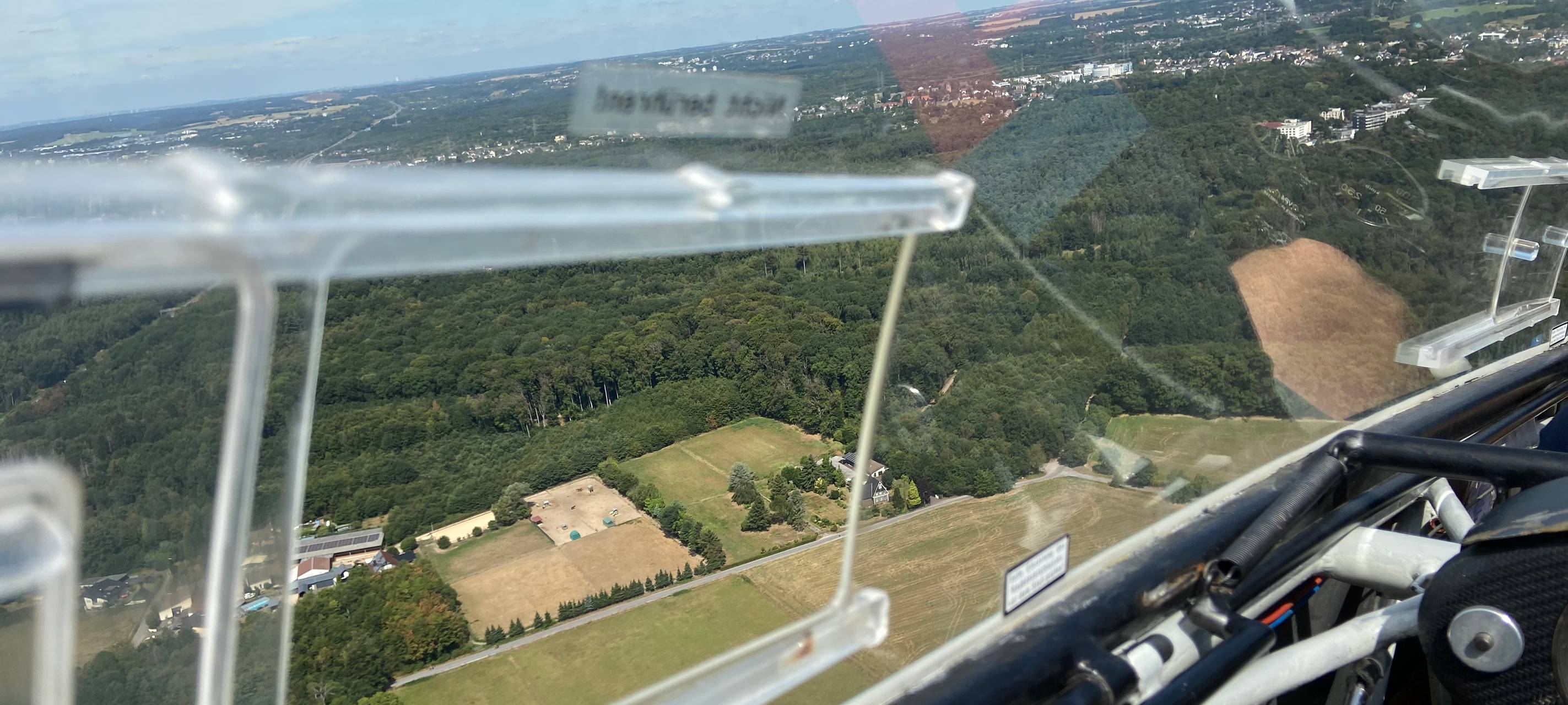 Flugplatzfest - Clara testet den Segelflieger