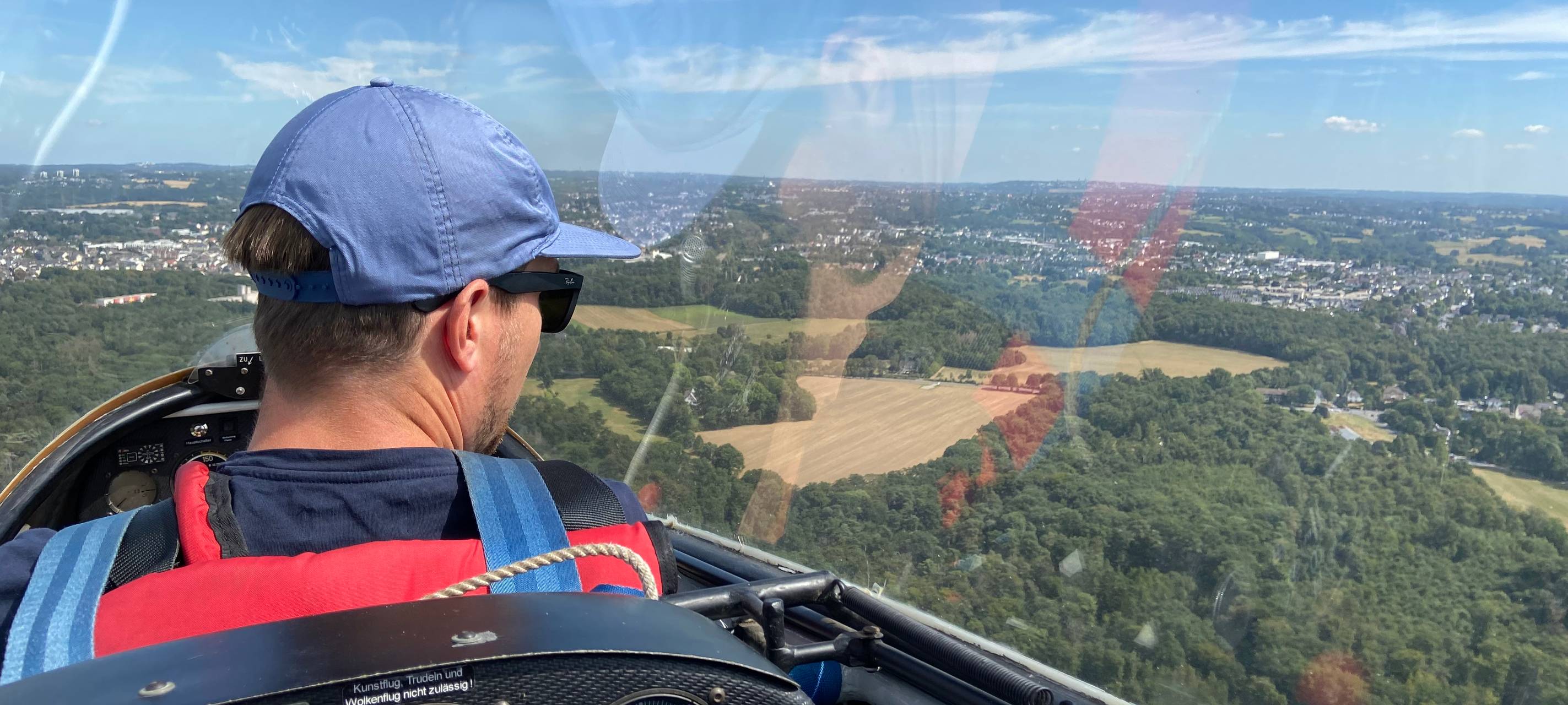 Flugplatzfest - Clara testet den Segelflieger
