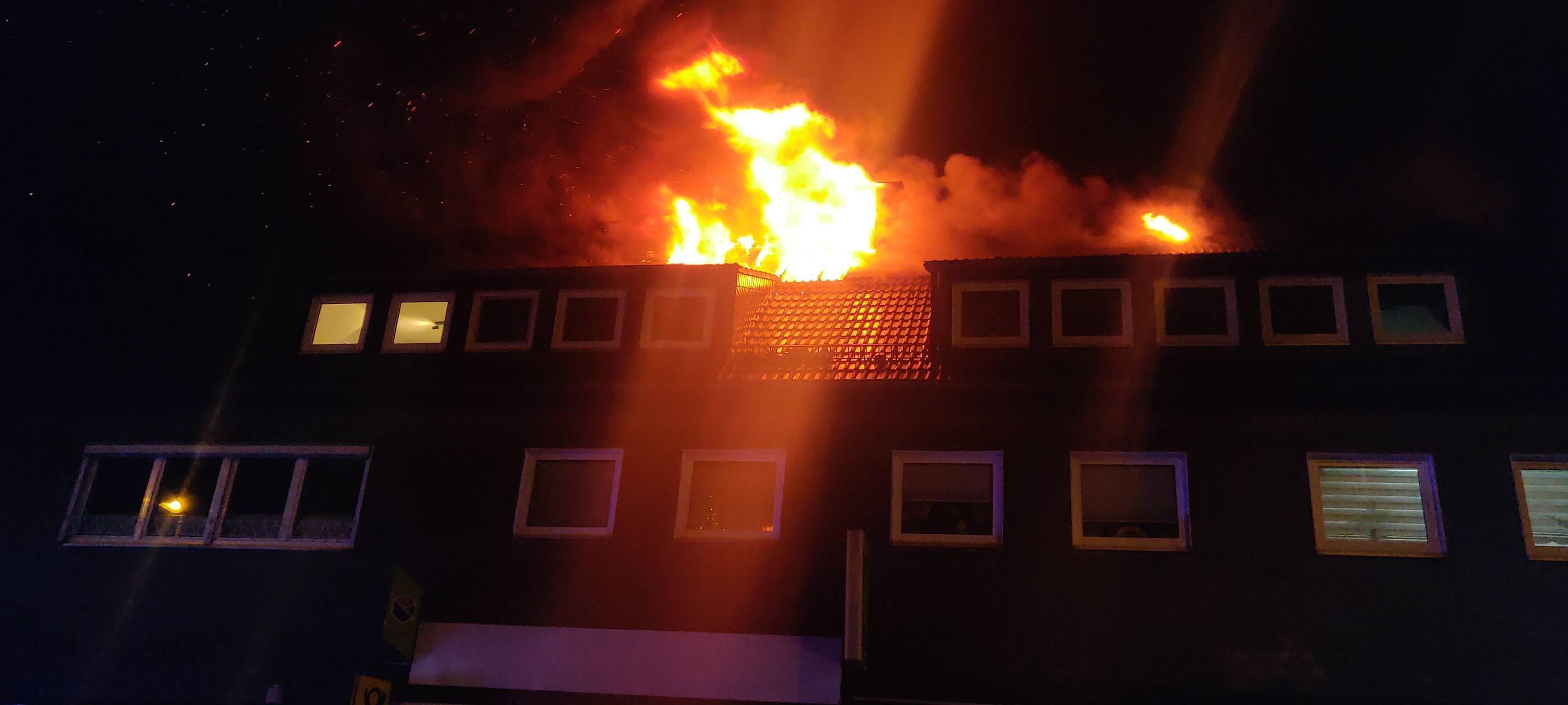 Dachstuhlbrand am Hasten: Feuerwehr stundenlang im Einsatz