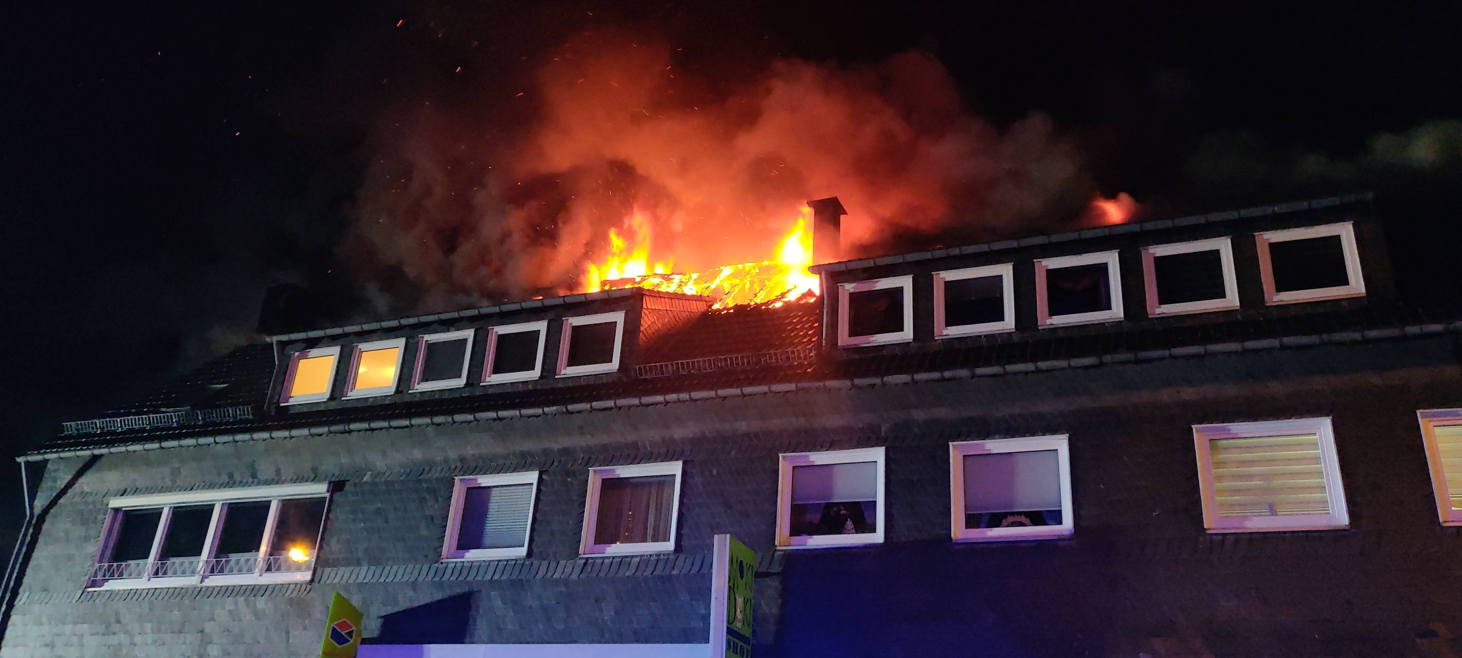 Dachstuhlbrand am Hasten: Feuerwehr stundenlang im Einsatz