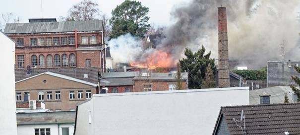 Polizei beginnt Ermittlungen nach Großbrand in Solingen