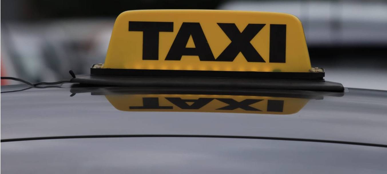 Taxifahrerin mit Pistole bedroht und ausgeraubt