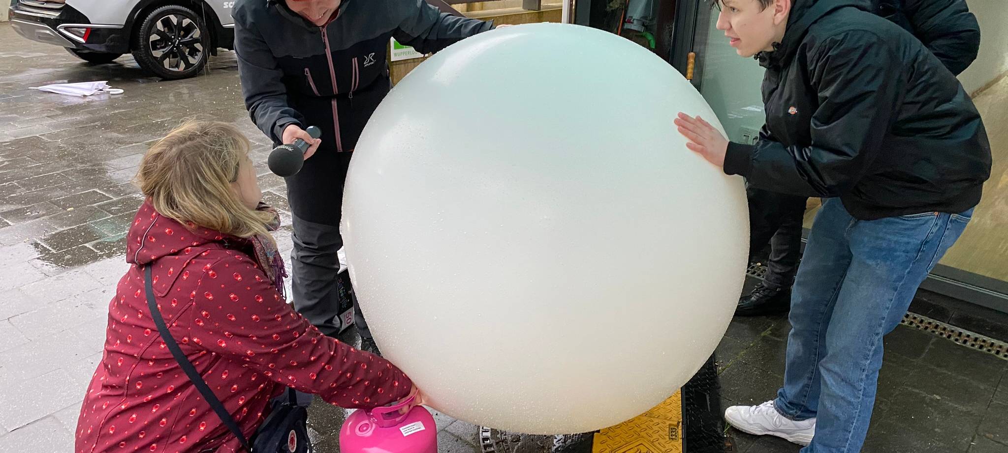 April, April: Mysteriöser Ballon im Brückenpark entdeckt