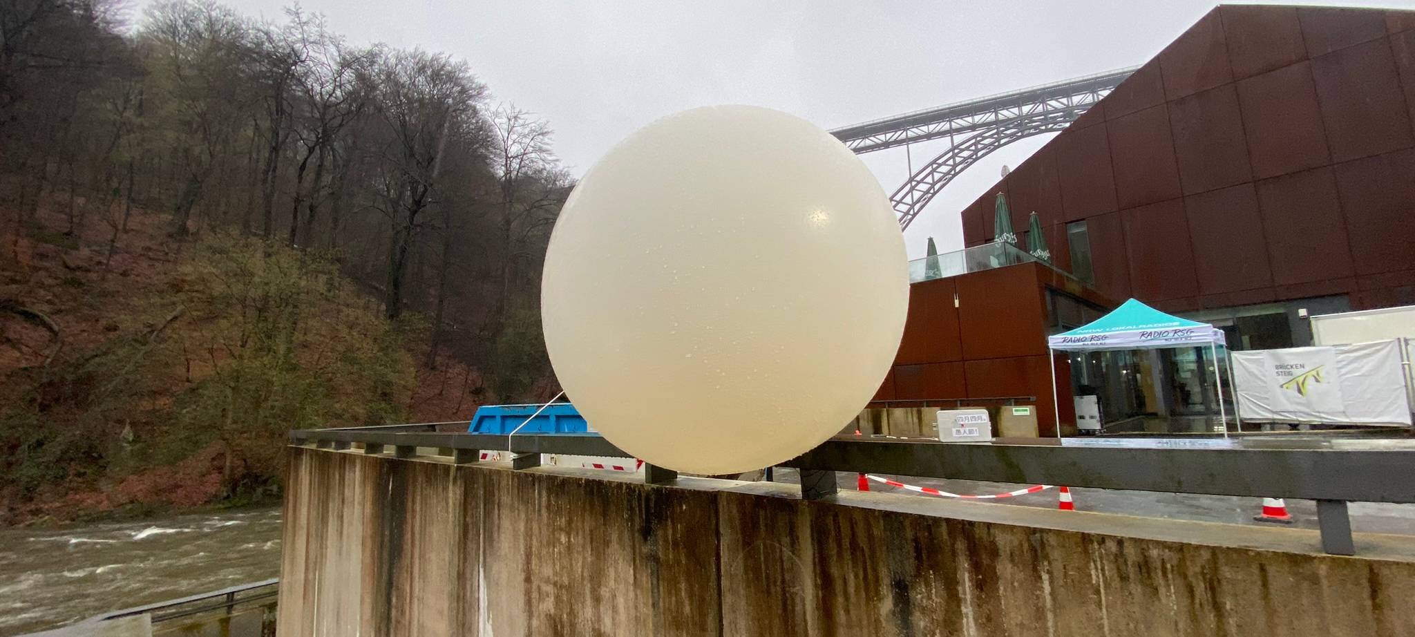 April, April: Mysteriöser Ballon im Brückenpark entdeckt