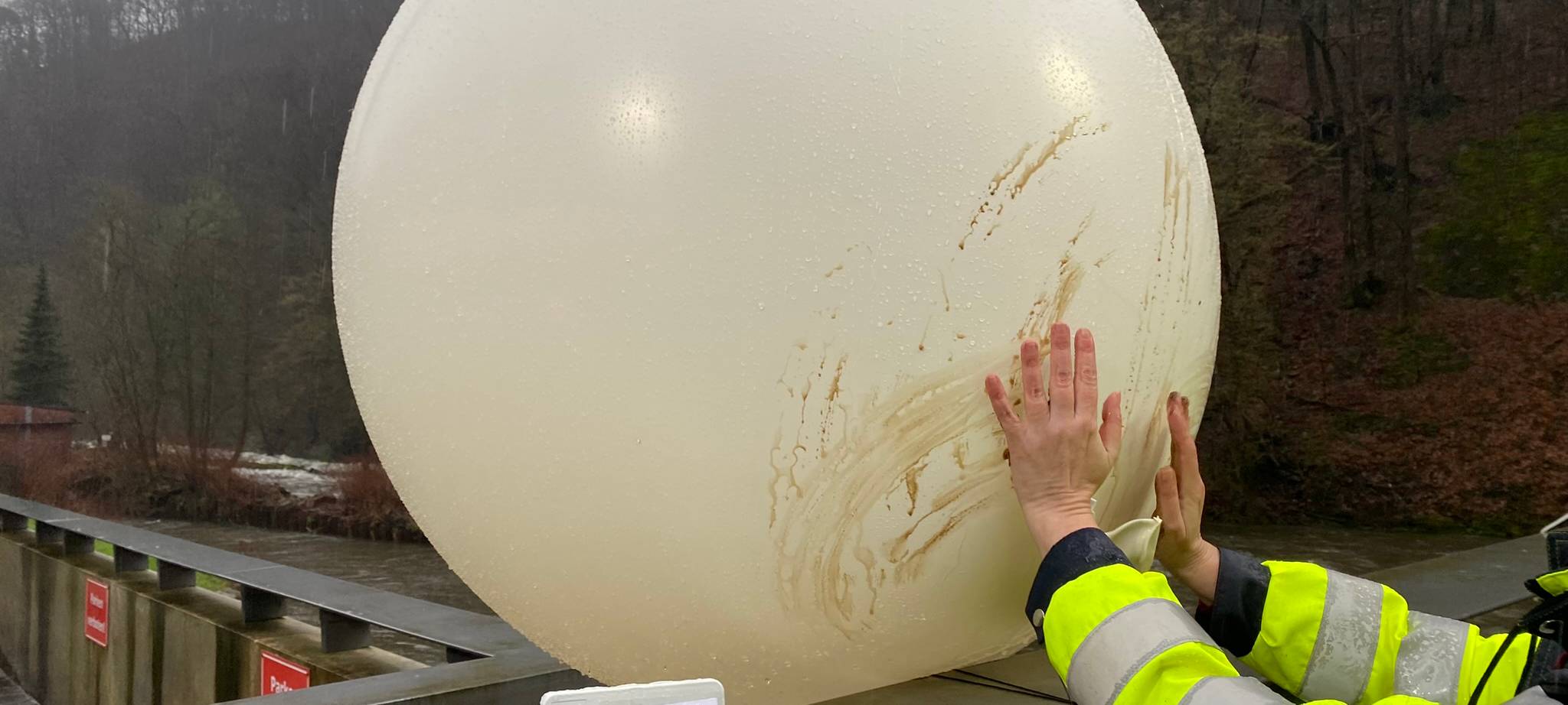 April, April: Mysteriöser Ballon im Brückenpark entdeckt