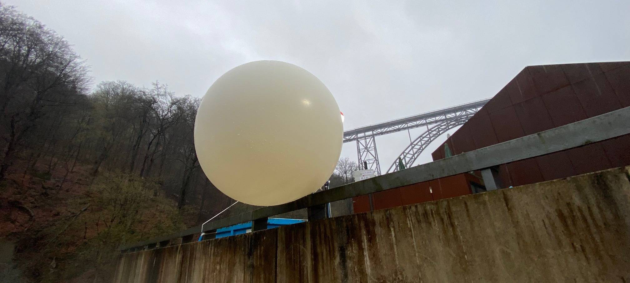 April, April: Mysteriöser Ballon im Brückenpark entdeckt