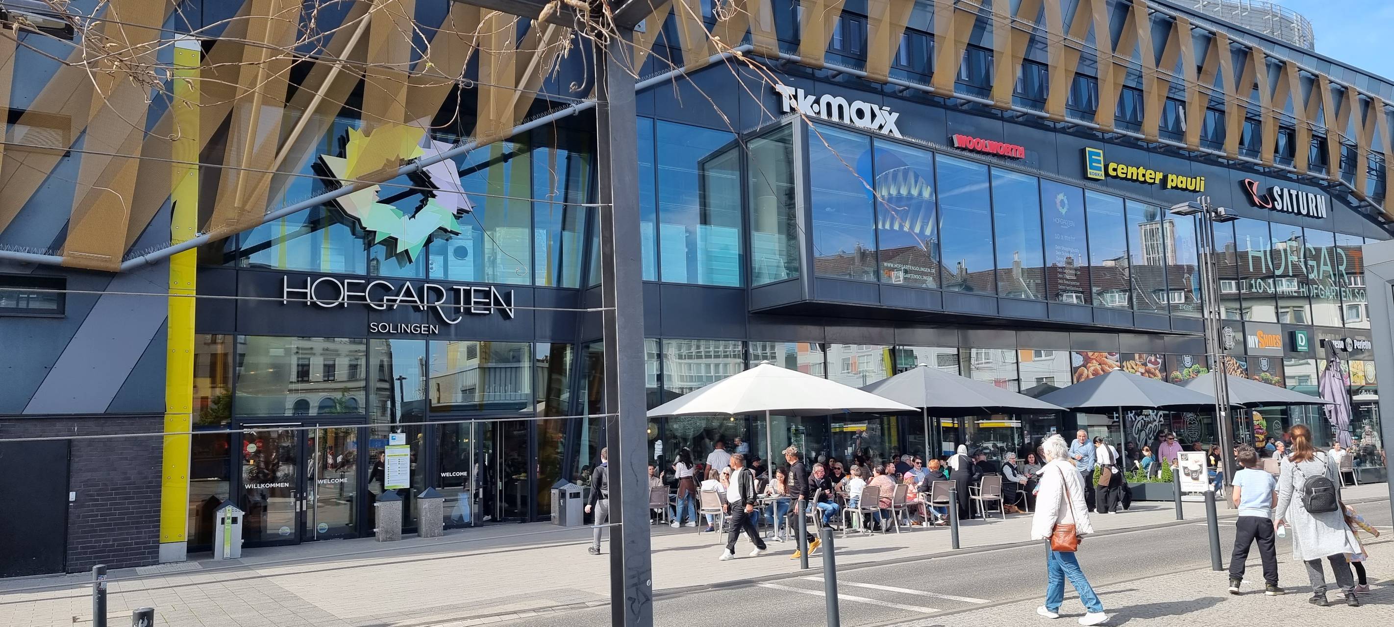 Brand im Hofgarten: Kik-Mitarbeiterin verhindert Ausbreitung