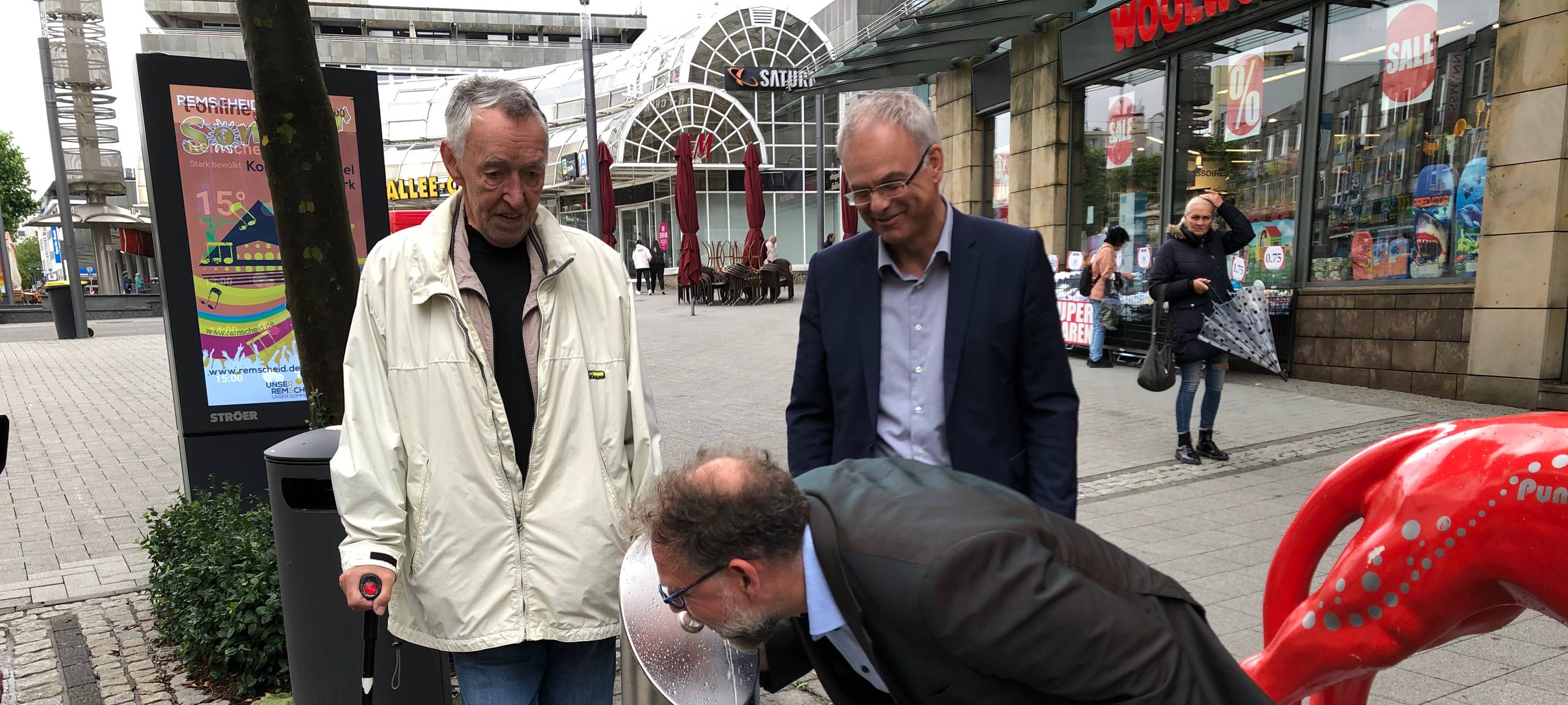 Der trinkwasserbrunnen auf der Alleestraße in Remscheid wird eingeweiht