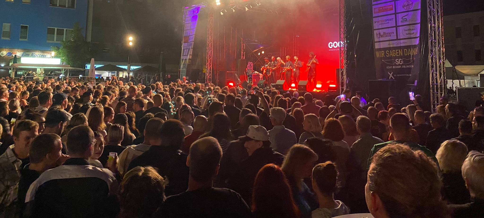 Sommerparty-Bühne auf dem Solinger Neumarkt