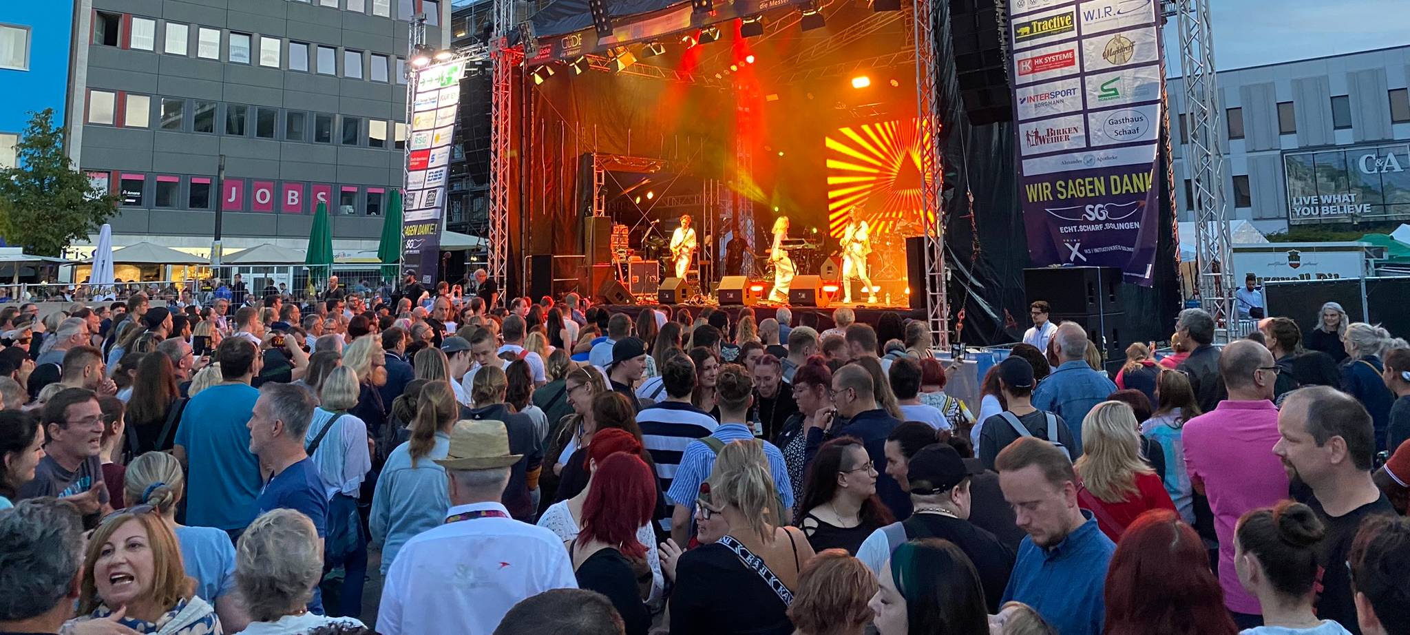Sommerparty-Bühne auf dem Solinger Neumarkt
