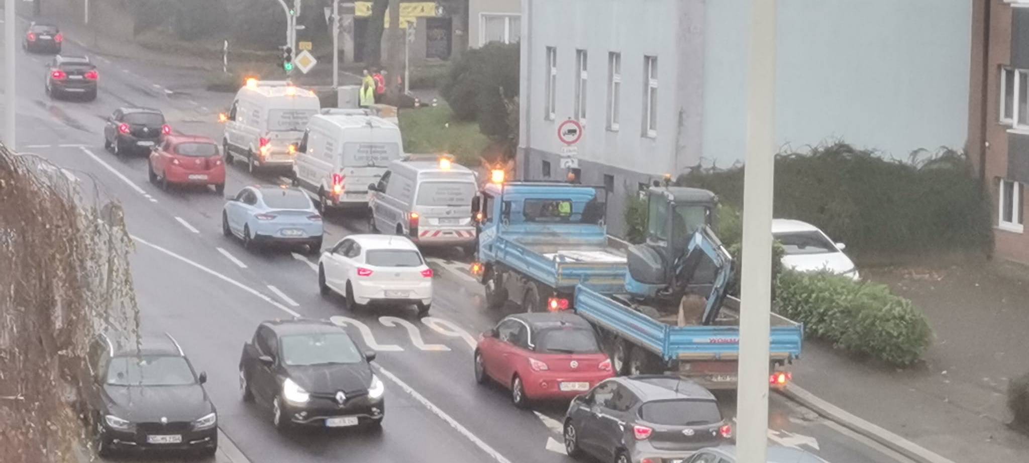 Wasserrohrbruch auf der Neuenkamperstraße in Solingen