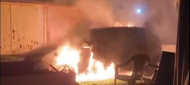 Solingen: Mann zündet Auto an und flüchtet