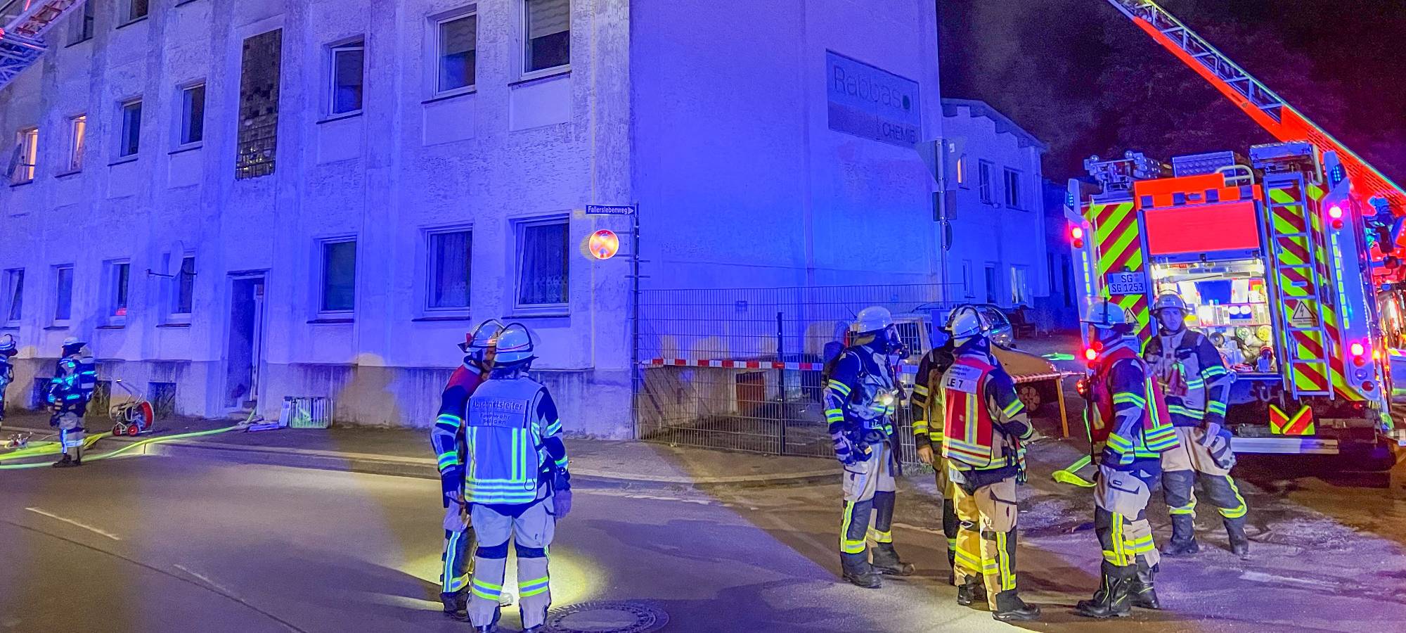 Feuerwehr rettet Familien aus Mehrfamilienhaus in Solingen Wald