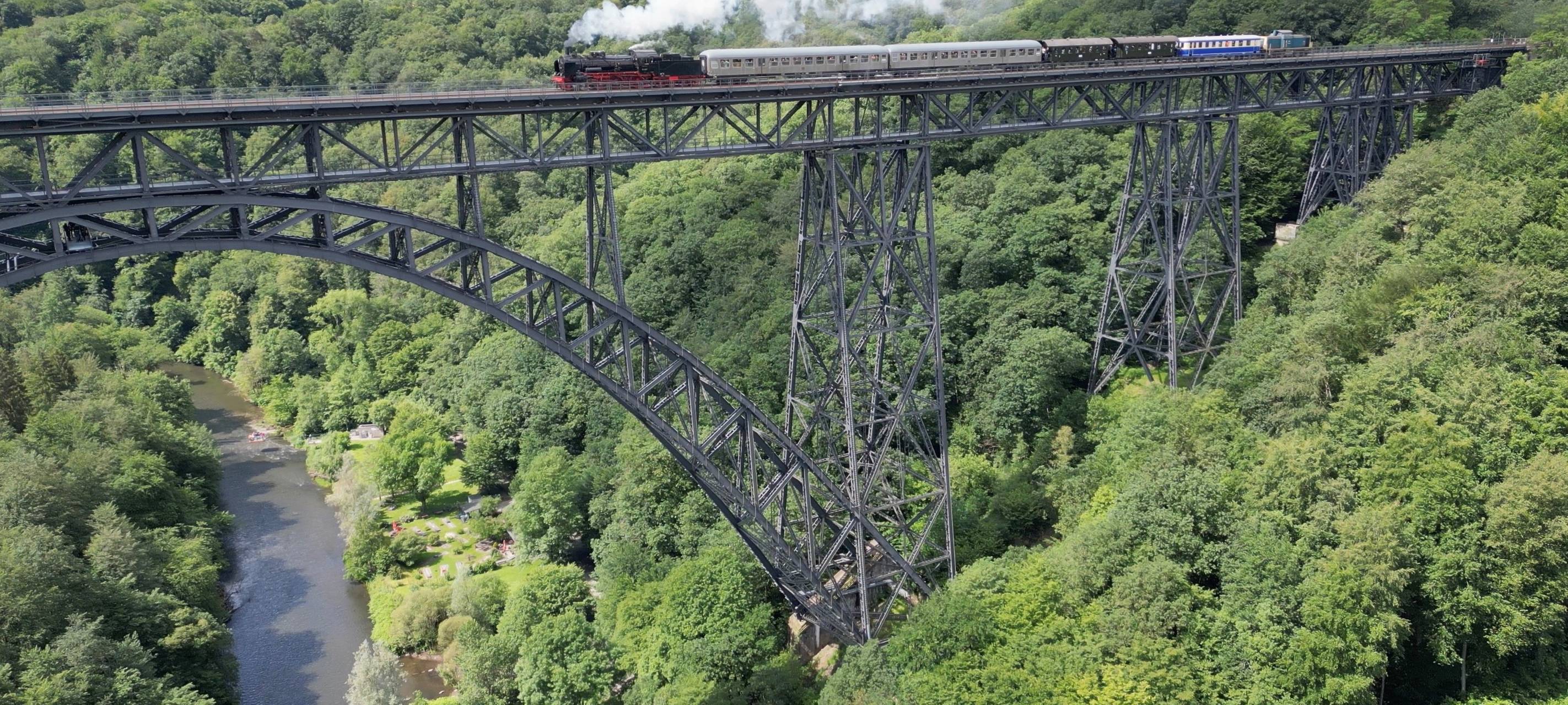 Dampflokfahrten über Müngstener Brücke ein Erfolg