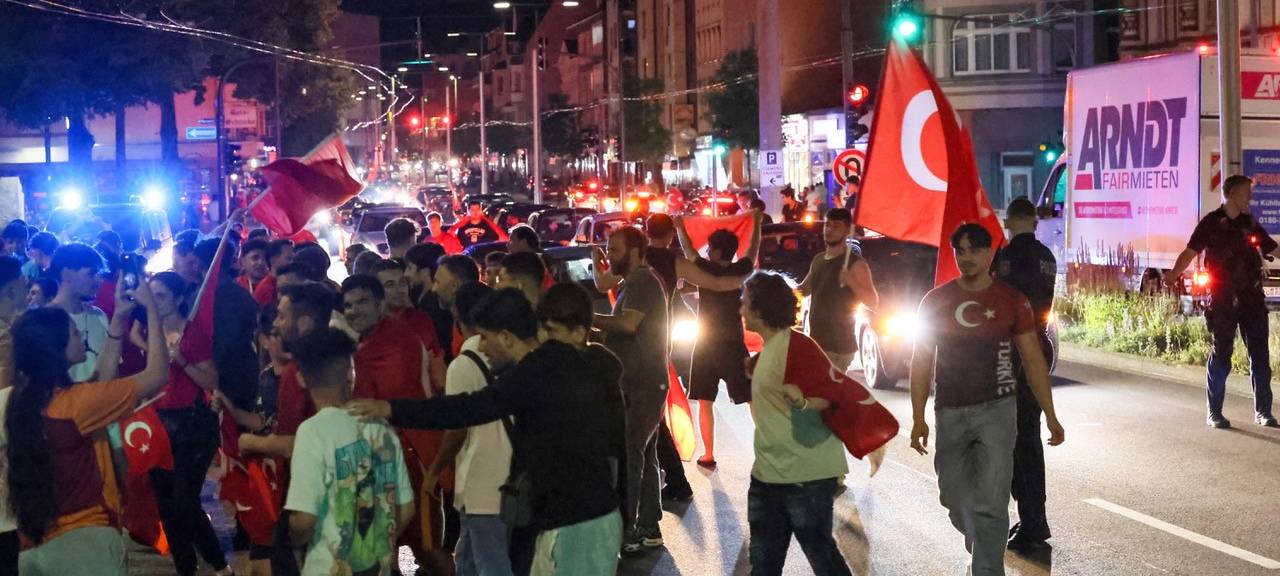 Autokorsos und Pyro nach Türkei-Sieg