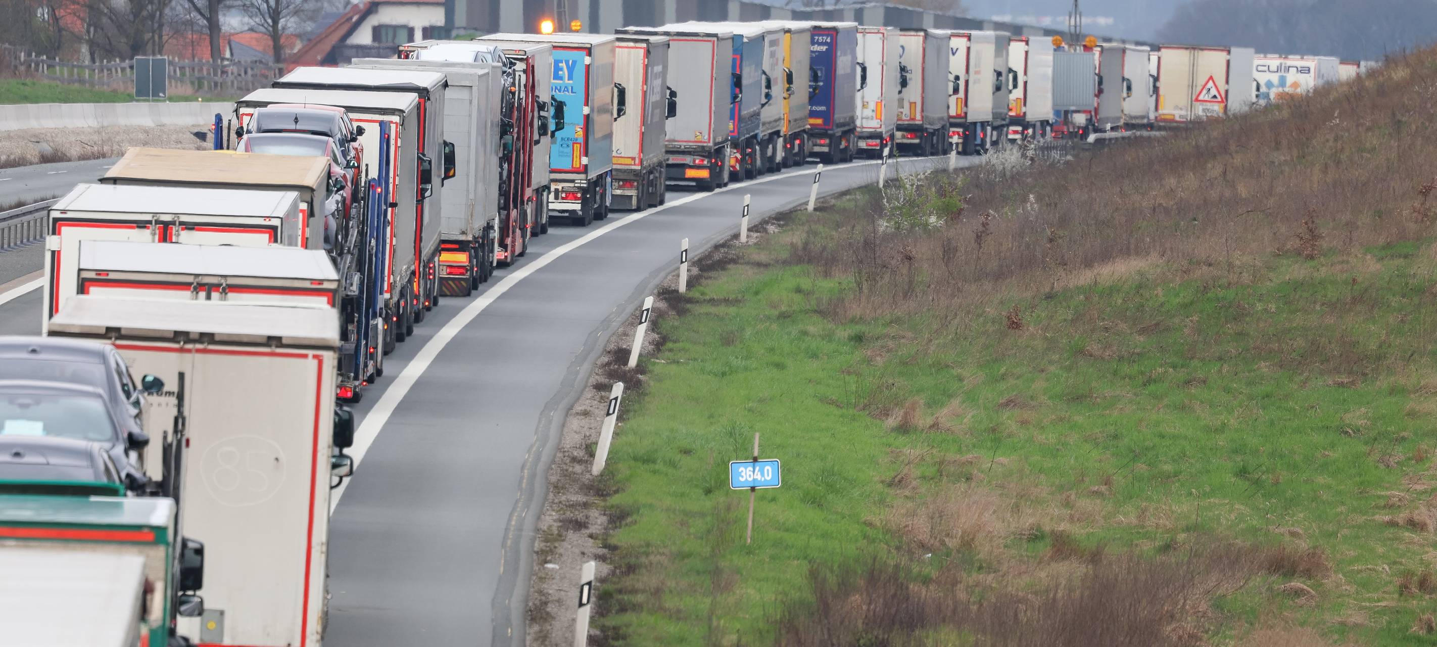 Schwerer Unfall: Sperrung auf der A535 beim Sonnborner Kreuz