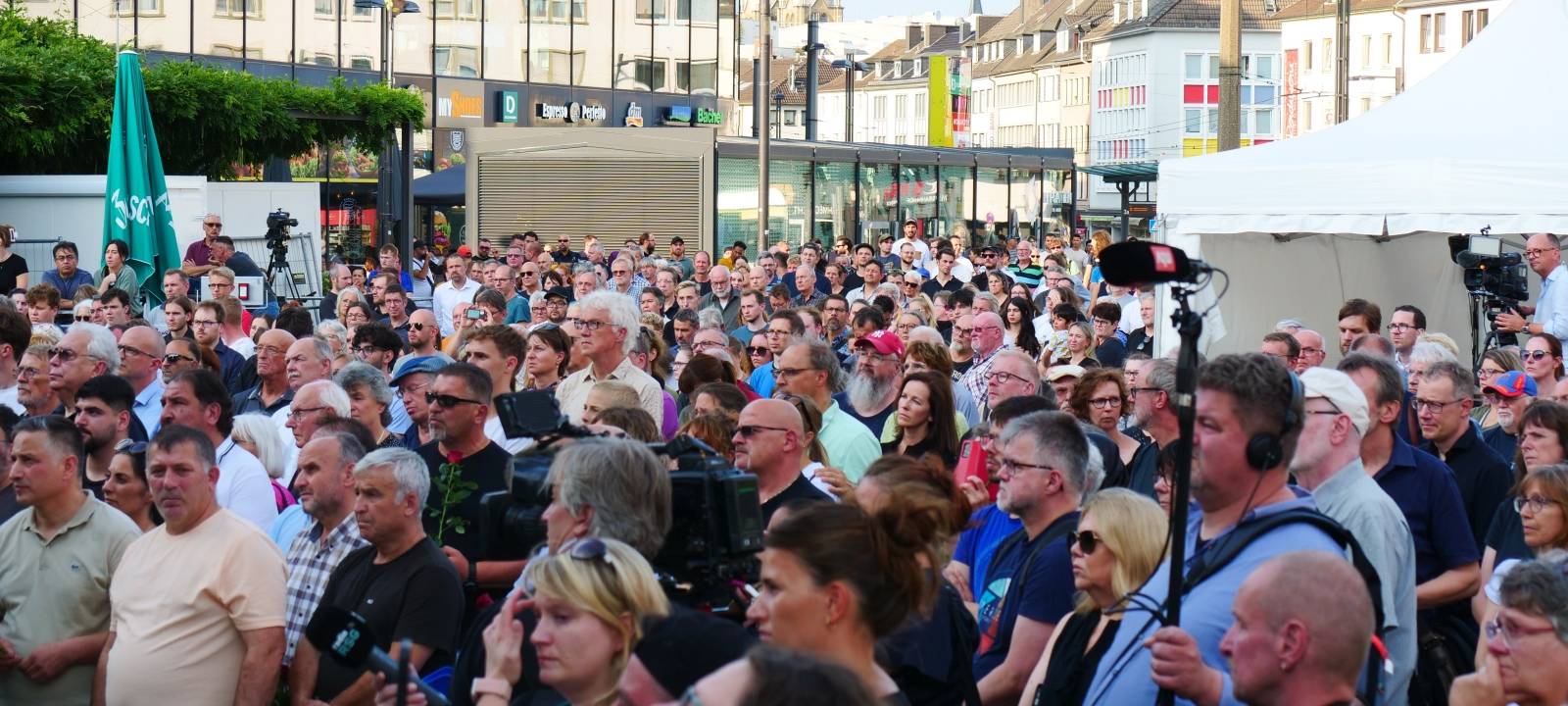 Stille Trauerkundgebung heute Abend auf dem Neumarkt