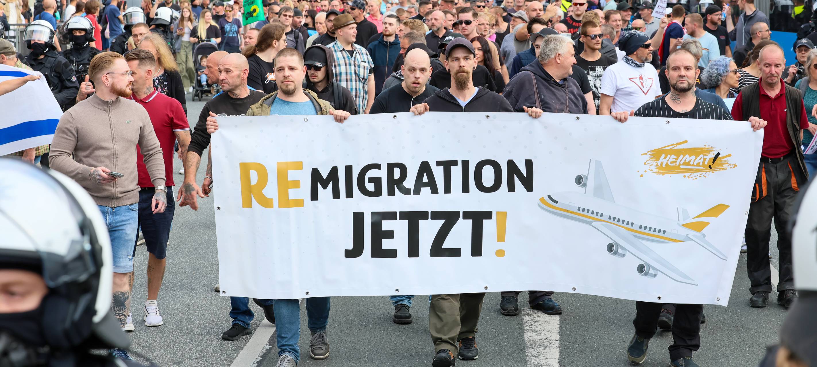 Nach Messerattacke: Stilles Gedenken und Nazi-Parolen