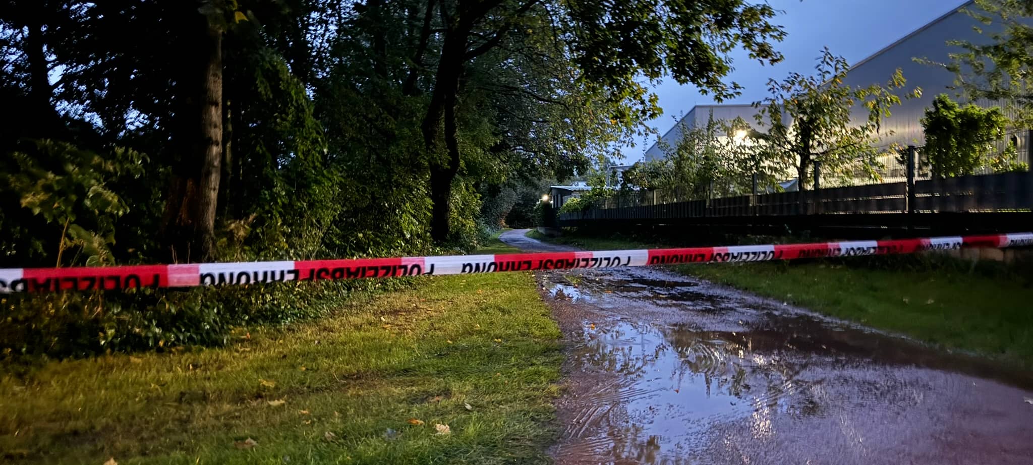 Spurensuche nach Messeranschlag? Polizei sperrt Waldstück an der Korkenziehertrasse in Solingen