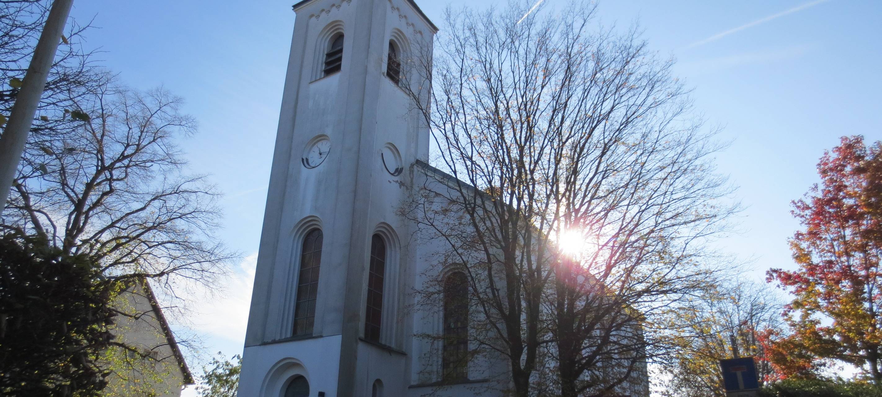Die evangelische Kirche in Solingen-Widdert, eine weiße Kirche im Sonnenschein